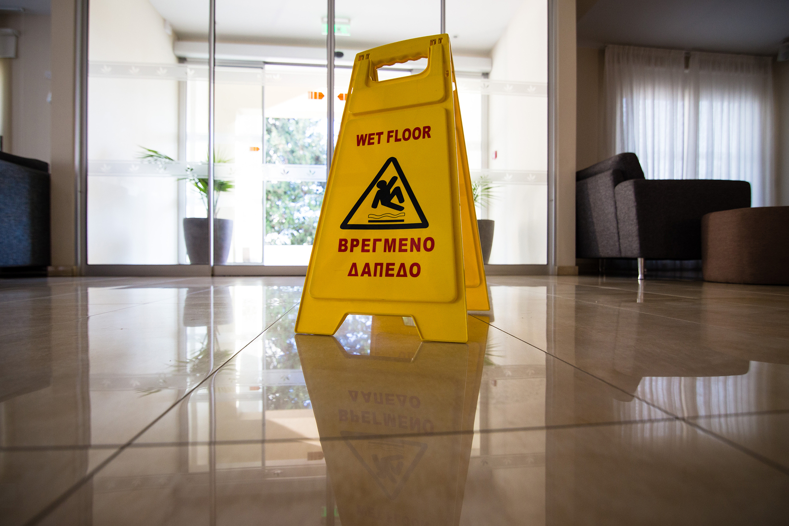 Keep wet floors as they. Осторожно мокрый пол табличка. Мокрый пол. Робот мокрый пол. Осторожно мокрый пол картинка.